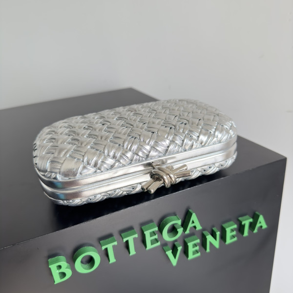 BOTTEGA VENETA Knot Minaudiere [C1M42-070206] CELINE CHANEL ACCESSORIES LOEWE SHOES LOUIS VUITTON DIRO YSL OTHER BRAND HANDBAGS BALENCIAGA BOTTEGA VENETA GOYARD HERMES BURBERRY VALENTINO GUCCI FENDI MIUMIU CHLOE PRADA BVLGARI SUITCASE NEW ARRIVAL 