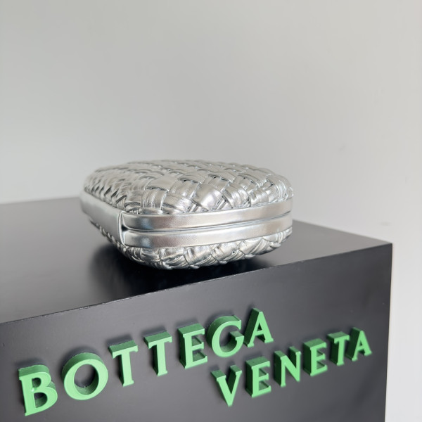 BOTTEGA VENETA Knot Minaudiere [C1M42-070206] CELINE CHANEL ACCESSORIES LOEWE SHOES LOUIS VUITTON DIRO YSL OTHER BRAND HANDBAGS BALENCIAGA BOTTEGA VENETA GOYARD HERMES BURBERRY VALENTINO GUCCI FENDI MIUMIU CHLOE PRADA BVLGARI SUITCASE NEW ARRIVAL 