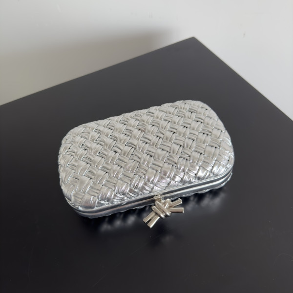 BOTTEGA VENETA Knot Minaudiere [C1M42-070206] CELINE CHANEL ACCESSORIES LOEWE SHOES LOUIS VUITTON DIRO YSL OTHER BRAND HANDBAGS BALENCIAGA BOTTEGA VENETA GOYARD HERMES BURBERRY VALENTINO GUCCI FENDI MIUMIU CHLOE PRADA BVLGARI SUITCASE NEW ARRIVAL 