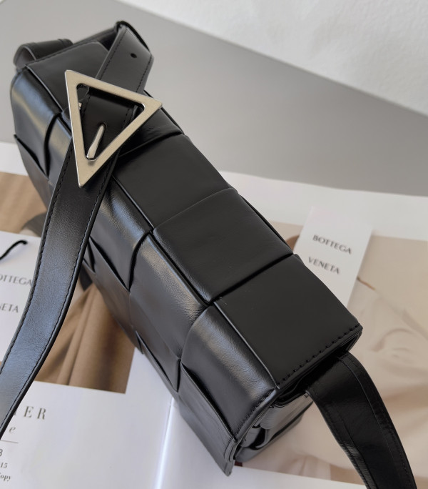 BOTTEGA VENETA CASSETTE-23*15*5.5cm [C1M42-064829] CELINE CHANEL ACCESSORIES LOEWE SHOES LOUIS VUITTON DIRO YSL OTHER BRAND HANDBAGS BALENCIAGA BOTTEGA VENETA GOYARD HERMES BURBERRY VALENTINO GUCCI FENDI MIUMIU CHLOE PRADA BVLGARI SUITCASE NEW ARRIVAL 
