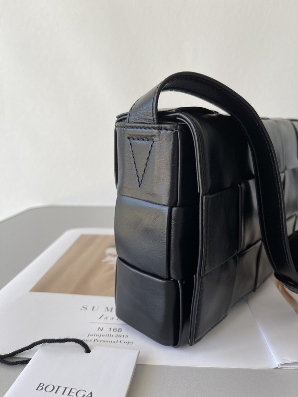 BOTTEGA VENETA CASSETTE-23*15*5.5cm [C1M42-064829] CELINE CHANEL ACCESSORIES LOEWE SHOES LOUIS VUITTON DIRO YSL OTHER BRAND HANDBAGS BALENCIAGA BOTTEGA VENETA GOYARD HERMES BURBERRY VALENTINO GUCCI FENDI MIUMIU CHLOE PRADA BVLGARI SUITCASE NEW ARRIVAL 