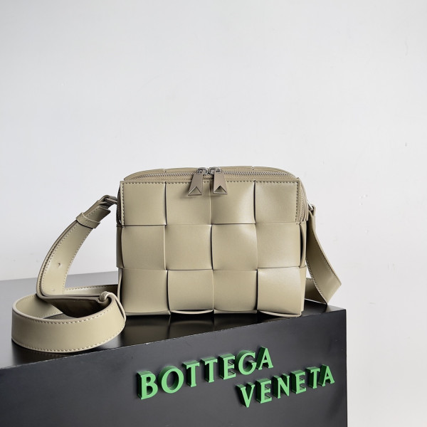 BOTTEGA VENETA BRICK CASSETTE [C1M42-062352] CELINE CHANEL ACCESSORIES LOEWE SHOES LOUIS VUITTON DIRO YSL OTHER BRAND HANDBAGS BALENCIAGA BOTTEGA VENETA GOYARD HERMES BURBERRY VALENTINO GUCCI FENDI MIUMIU CHLOE PRADA BVLGARI SUITCASE NEW ARRIVAL 
