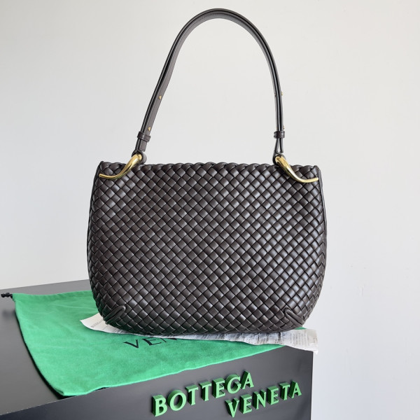 BOTTEGA VENETA Small Clicker Shoulder Bag [C1M42-035926] CELINE CHANEL ACCESSORIES LOEWE SHOES LOUIS VUITTON DIRO YSL OTHER BRAND HANDBAGS BALENCIAGA BOTTEGA VENETA GOYARD HERMES BURBERRY VALENTINO GUCCI FENDI MIUMIU CHLOE PRADA BVLGARI SUITCASE NEW ARRIVAL 