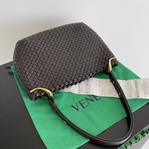 BOTTEGA VENETA Small Clicker Shoulder Bag [C1M42-035926] CELINE CHANEL ACCESSORIES LOEWE SHOES LOUIS VUITTON DIRO YSL OTHER BRAND HANDBAGS BALENCIAGA BOTTEGA VENETA GOYARD HERMES BURBERRY VALENTINO GUCCI FENDI MIUMIU CHLOE PRADA BVLGARI SUITCASE NEW ARRIVAL 