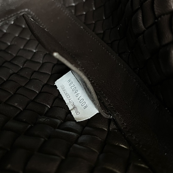 BOTTEGA VENETA Small Clicker Shoulder Bag [C1M42-035926] CELINE CHANEL ACCESSORIES LOEWE SHOES LOUIS VUITTON DIRO YSL OTHER BRAND HANDBAGS BALENCIAGA BOTTEGA VENETA GOYARD HERMES BURBERRY VALENTINO GUCCI FENDI MIUMIU CHLOE PRADA BVLGARI SUITCASE NEW ARRIVAL 