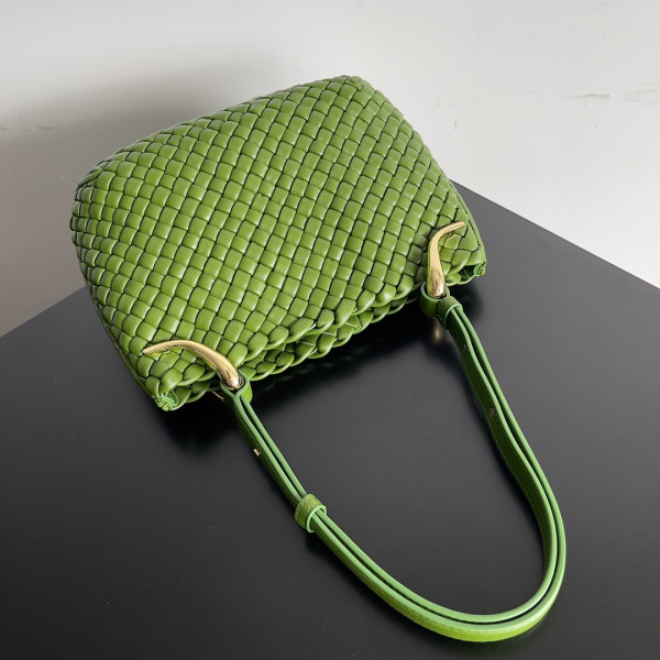 BOTTEGA VENETA Small Clicker Shoulder Bag [C1M42-035924] CELINE CHANEL ACCESSORIES LOEWE SHOES LOUIS VUITTON DIRO YSL OTHER BRAND HANDBAGS BALENCIAGA BOTTEGA VENETA GOYARD HERMES BURBERRY VALENTINO GUCCI FENDI MIUMIU CHLOE PRADA BVLGARI SUITCASE NEW ARRIVAL 