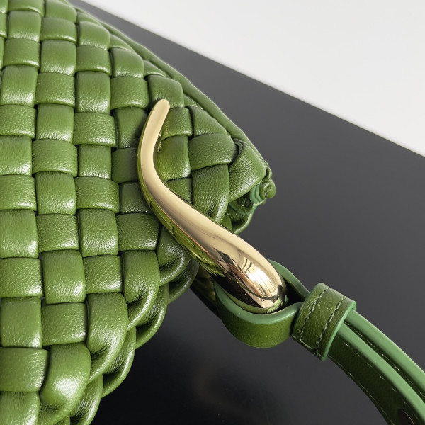 BOTTEGA VENETA Small Clicker Shoulder Bag [C1M42-035924] CELINE CHANEL ACCESSORIES LOEWE SHOES LOUIS VUITTON DIRO YSL OTHER BRAND HANDBAGS BALENCIAGA BOTTEGA VENETA GOYARD HERMES BURBERRY VALENTINO GUCCI FENDI MIUMIU CHLOE PRADA BVLGARI SUITCASE NEW ARRIVAL 