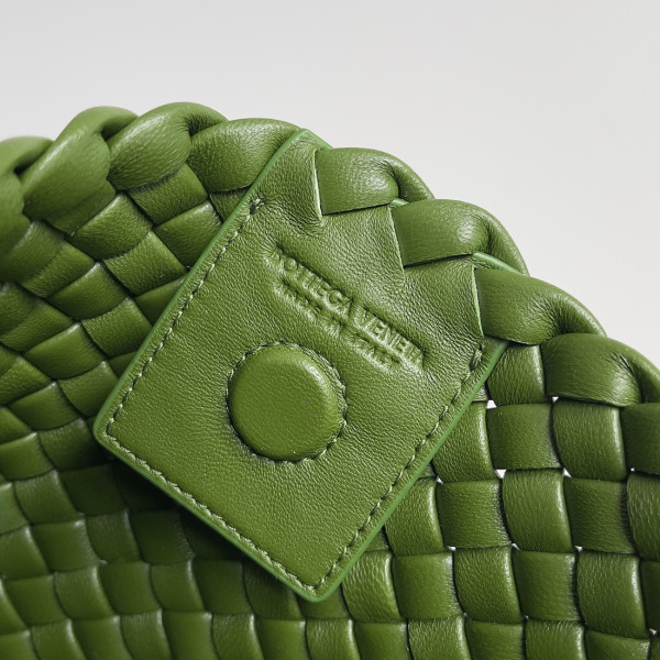 BOTTEGA VENETA Small Clicker Shoulder Bag [C1M42-035924] CELINE CHANEL ACCESSORIES LOEWE SHOES LOUIS VUITTON DIRO YSL OTHER BRAND HANDBAGS BALENCIAGA BOTTEGA VENETA GOYARD HERMES BURBERRY VALENTINO GUCCI FENDI MIUMIU CHLOE PRADA BVLGARI SUITCASE NEW ARRIVAL 