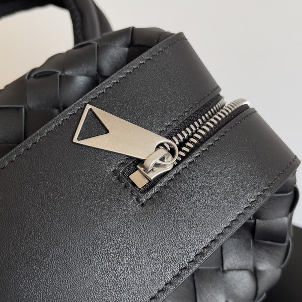 BOTTEGA VENETA Arco Backpack [C1M41-090332] CELINE CHANEL ACCESSORIES LOEWE SHOES LOUIS VUITTON DIRO YSL OTHER BRAND HANDBAGS BALENCIAGA BOTTEGA VENETA GOYARD HERMES BURBERRY VALENTINO GUCCI FENDI MIUMIU CHLOE PRADA BVLGARI SUITCASE NEW ARRIVAL 