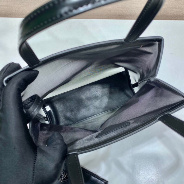 Prada small tote bag [C1M1Y-070431] CELINE CHANEL ACCESSORIES LOEWE SHOES LOUIS VUITTON DIRO YSL OTHER BRAND HANDBAGS BALENCIAGA BOTTEGA VENETA GOYARD HERMES BURBERRY VALENTINO GUCCI FENDI MIUMIU CHLOE PRADA BVLGARI SUITCASE NEW ARRIVAL 