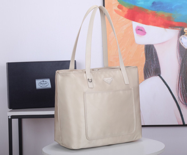 PRADA Re-Nylon tote bag [1BG052] CELINE CHANEL ACCESSORIES LOEWE SHOES LOUIS VUITTON DIRO YSL OTHER BRAND HANDBAGS BALENCIAGA BOTTEGA VENETA GOYARD HERMES BURBERRY VALENTINO GUCCI FENDI MIUMIU CHLOE PRADA BVLGARI SUITCASE NEW ARRIVAL 
