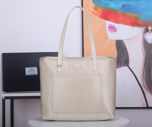 PRADA Re-Nylon tote bag [1BG052] CELINE CHANEL ACCESSORIES LOEWE SHOES LOUIS VUITTON DIRO YSL OTHER BRAND HANDBAGS BALENCIAGA BOTTEGA VENETA GOYARD HERMES BURBERRY VALENTINO GUCCI FENDI MIUMIU CHLOE PRADA BVLGARI SUITCASE NEW ARRIVAL 