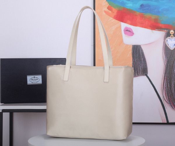 PRADA Re-Nylon tote bag [1BG052] CELINE CHANEL ACCESSORIES LOEWE SHOES LOUIS VUITTON DIRO YSL OTHER BRAND HANDBAGS BALENCIAGA BOTTEGA VENETA GOYARD HERMES BURBERRY VALENTINO GUCCI FENDI MIUMIU CHLOE PRADA BVLGARI SUITCASE NEW ARRIVAL 