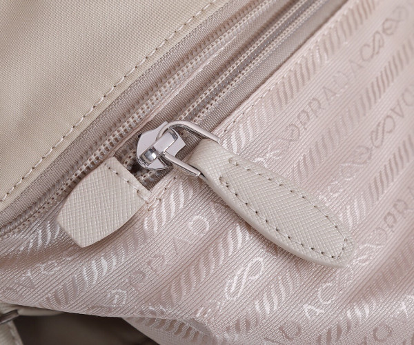 PRADA Re-Nylon tote bag [1BG052] CELINE CHANEL ACCESSORIES LOEWE SHOES LOUIS VUITTON DIRO YSL OTHER BRAND HANDBAGS BALENCIAGA BOTTEGA VENETA GOYARD HERMES BURBERRY VALENTINO GUCCI FENDI MIUMIU CHLOE PRADA BVLGARI SUITCASE NEW ARRIVAL 
