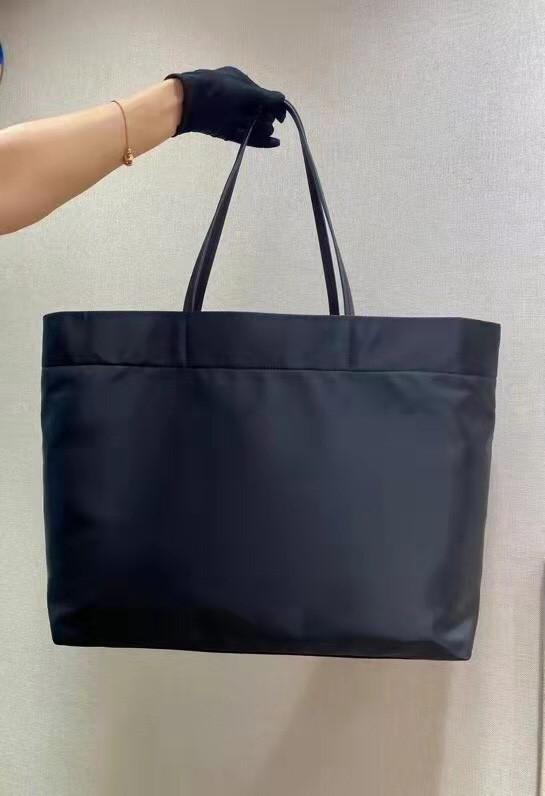 PRADA Re-Nylon and Saffiano leather tote bag [1BG107] CELINE CHANEL ACCESSORIES LOEWE SHOES LOUIS VUITTON DIRO YSL OTHER BRAND HANDBAGS BALENCIAGA BOTTEGA VENETA GOYARD HERMES BURBERRY VALENTINO GUCCI FENDI MIUMIU CHLOE PRADA BVLGARI SUITCASE NEW ARRIVAL 