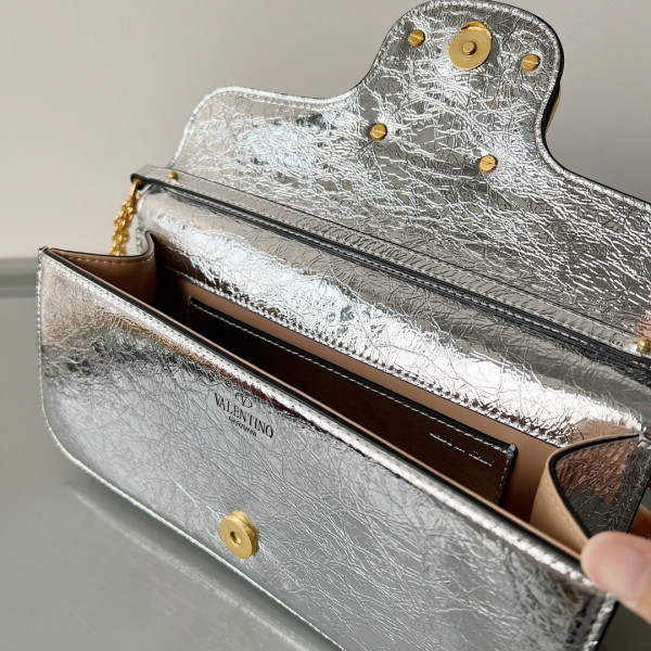 VALENTINO LOC? SMALL SHOULDER BAG IN CALFSKIN [C1M1K-033019] CELINE CHANEL ACCESSORIES LOEWE SHOES LOUIS VUITTON DIRO YSL OTHER BRAND HANDBAGS BALENCIAGA BOTTEGA VENETA GOYARD HERMES BURBERRY VALENTINO GUCCI FENDI MIUMIU CHLOE PRADA BVLGARI SUITCASE NEW ARRIVAL 