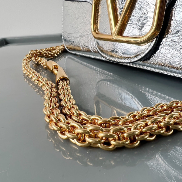 VALENTINO LOC? SMALL SHOULDER BAG IN CALFSKIN [C1M1K-033019] CELINE CHANEL ACCESSORIES LOEWE SHOES LOUIS VUITTON DIRO YSL OTHER BRAND HANDBAGS BALENCIAGA BOTTEGA VENETA GOYARD HERMES BURBERRY VALENTINO GUCCI FENDI MIUMIU CHLOE PRADA BVLGARI SUITCASE NEW ARRIVAL 
