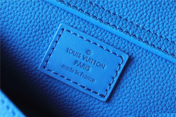 LOUIS VUITTON TAKEOFF SLINGBAG [M22665] CELINE CHANEL ACCESSORIES LOEWE SHOES LOUIS VUITTON DIRO YSL OTHER BRAND HANDBAGS BALENCIAGA BOTTEGA VENETA GOYARD HERMES BURBERRY VALENTINO GUCCI FENDI MIUMIU CHLOE PRADA BVLGARI SUITCASE NEW ARRIVAL 