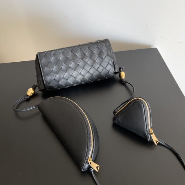 BOTTEGA VENETA Pouch On Strap [C1ESS-071712] CELINE CHANEL ACCESSORIES LOEWE SHOES LOUIS VUITTON DIRO YSL OTHER BRAND HANDBAGS BALENCIAGA BOTTEGA VENETA GOYARD HERMES BURBERRY VALENTINO GUCCI FENDI MIUMIU CHLOE PRADA BVLGARI SUITCASE NEW ARRIVAL 
