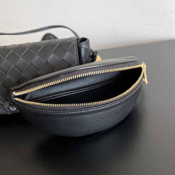 BOTTEGA VENETA Pouch On Strap [C1ESS-071712] CELINE CHANEL ACCESSORIES LOEWE SHOES LOUIS VUITTON DIRO YSL OTHER BRAND HANDBAGS BALENCIAGA BOTTEGA VENETA GOYARD HERMES BURBERRY VALENTINO GUCCI FENDI MIUMIU CHLOE PRADA BVLGARI SUITCASE NEW ARRIVAL 