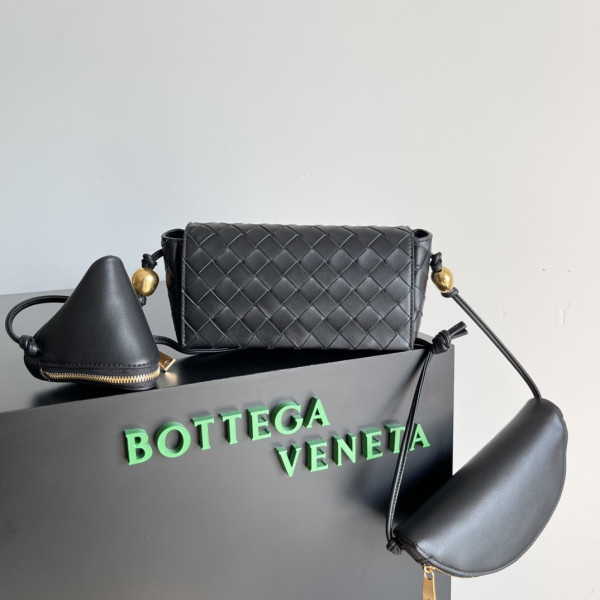 BOTTEGA VENETA Pouch On Strap [C1ESS-071712] CELINE CHANEL ACCESSORIES LOEWE SHOES LOUIS VUITTON DIRO YSL OTHER BRAND HANDBAGS BALENCIAGA BOTTEGA VENETA GOYARD HERMES BURBERRY VALENTINO GUCCI FENDI MIUMIU CHLOE PRADA BVLGARI SUITCASE NEW ARRIVAL 