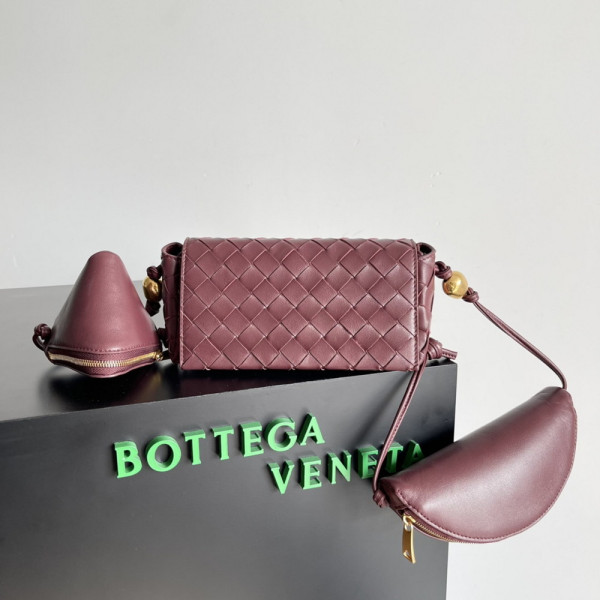 BOTTEGA VENETA Pouch On Strap [C1ESS-071541] CELINE CHANEL ACCESSORIES LOEWE SHOES LOUIS VUITTON DIRO YSL OTHER BRAND HANDBAGS BALENCIAGA BOTTEGA VENETA GOYARD HERMES BURBERRY VALENTINO GUCCI FENDI MIUMIU CHLOE PRADA BVLGARI SUITCASE NEW ARRIVAL 