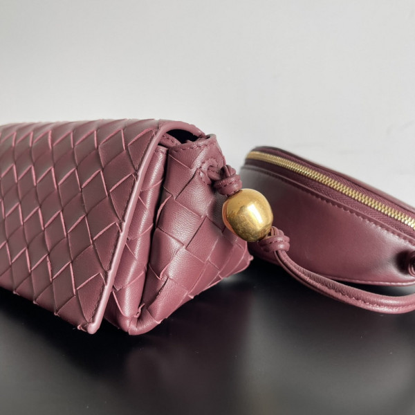 BOTTEGA VENETA Pouch On Strap [C1ESS-071541] CELINE CHANEL ACCESSORIES LOEWE SHOES LOUIS VUITTON DIRO YSL OTHER BRAND HANDBAGS BALENCIAGA BOTTEGA VENETA GOYARD HERMES BURBERRY VALENTINO GUCCI FENDI MIUMIU CHLOE PRADA BVLGARI SUITCASE NEW ARRIVAL 