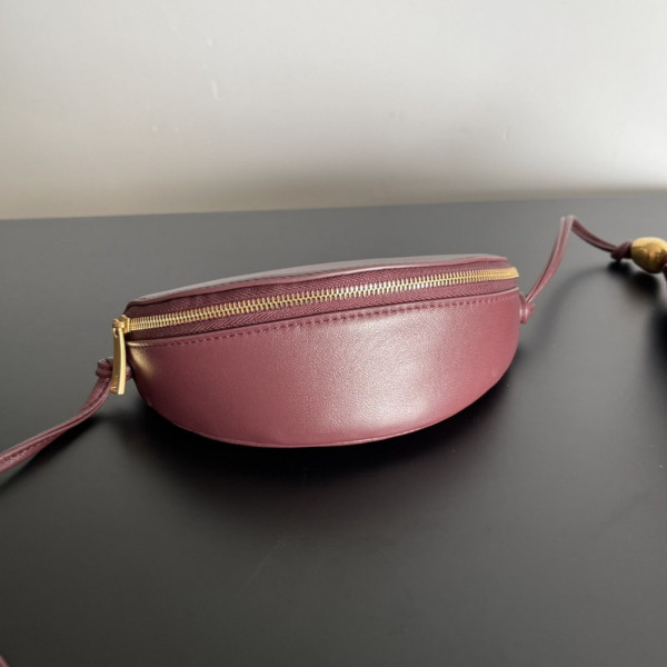 BOTTEGA VENETA Pouch On Strap [C1ESS-071541] CELINE CHANEL ACCESSORIES LOEWE SHOES LOUIS VUITTON DIRO YSL OTHER BRAND HANDBAGS BALENCIAGA BOTTEGA VENETA GOYARD HERMES BURBERRY VALENTINO GUCCI FENDI MIUMIU CHLOE PRADA BVLGARI SUITCASE NEW ARRIVAL 