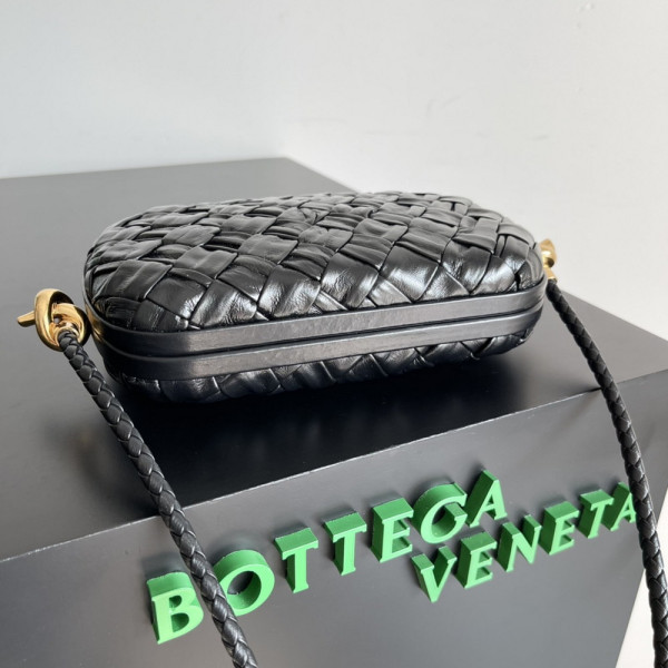 BOTTEGA VENETA Knot Minaudiere On Strap [C1ESS-064802] CELINE CHANEL ACCESSORIES LOEWE SHOES LOUIS VUITTON DIRO YSL OTHER BRAND HANDBAGS BALENCIAGA BOTTEGA VENETA GOYARD HERMES BURBERRY VALENTINO GUCCI FENDI MIUMIU CHLOE PRADA BVLGARI SUITCASE NEW ARRIVAL 