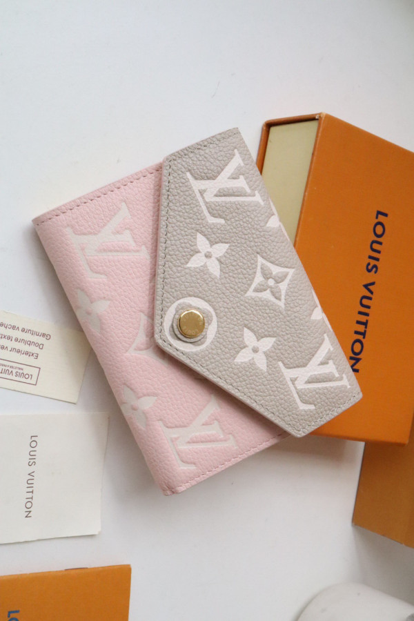 Louis Vuitton VICTORINE Wallet [M81289] CELINE CHANEL ACCESSORIES LOEWE SHOES LOUIS VUITTON DIRO YSL OTHER BRAND HANDBAGS BALENCIAGA BOTTEGA VENETA GOYARD HERMES BURBERRY VALENTINO GUCCI FENDI MIUMIU CHLOE PRADA BVLGARI SUITCASE NEW ARRIVAL 