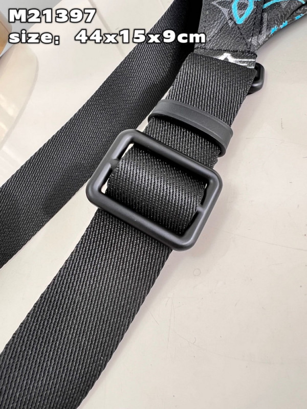 (image for) LOUIS VUITTON DISCOVERY BUMBAG