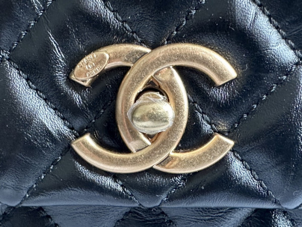 CL LARGE FLAP BAG WITH TOP HANDLE [C1ES8-094119] CELINE CHANEL ACCESSORIES LOEWE SHOES LOUIS VUITTON DIRO YSL OTHER BRAND HANDBAGS BALENCIAGA BOTTEGA VENETA GOYARD HERMES BURBERRY VALENTINO GUCCI FENDI MIUMIU CHLOE PRADA BVLGARI SUITCASE NEW ARRIVAL 