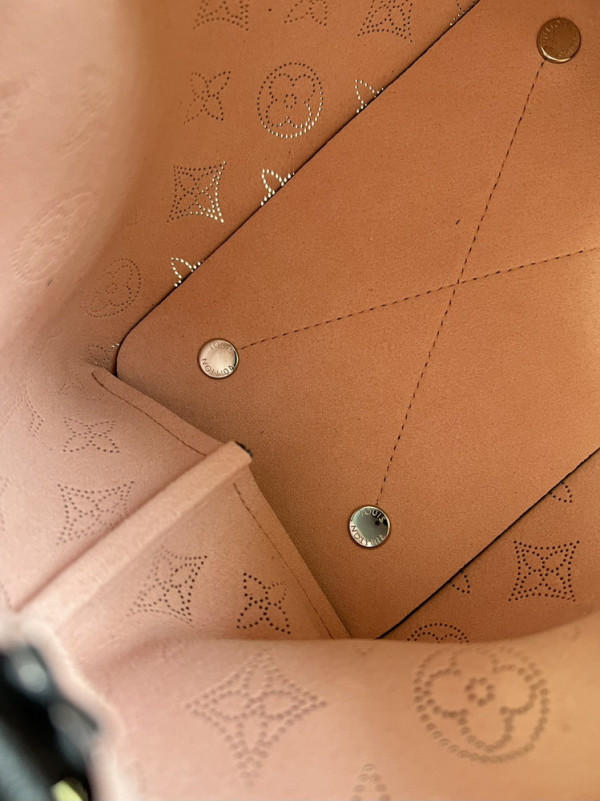 LOUIS VUITTON BELLA [M21096] CELINE CHANEL ACCESSORIES LOEWE SHOES LOUIS VUITTON DIRO YSL OTHER BRAND HANDBAGS BALENCIAGA BOTTEGA VENETA GOYARD HERMES BURBERRY VALENTINO GUCCI FENDI MIUMIU CHLOE PRADA BVLGARI SUITCASE NEW ARRIVAL 