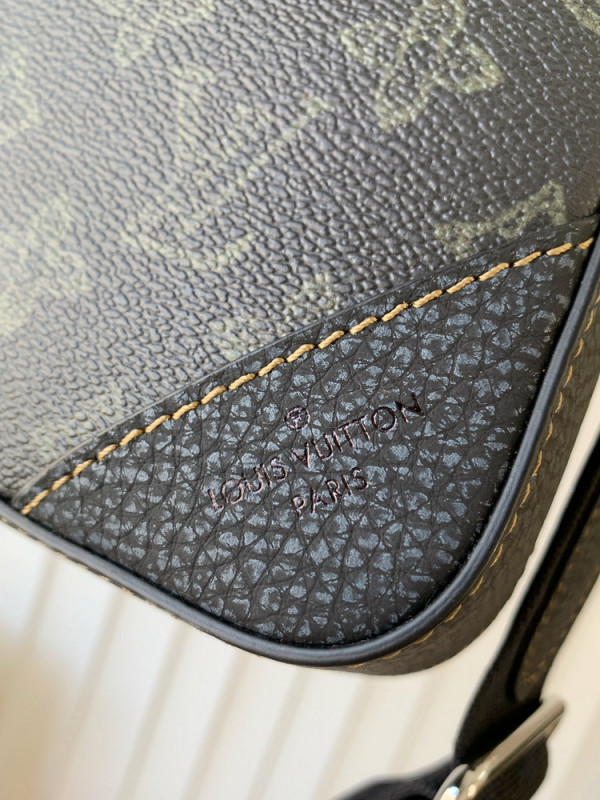 (image for) LOUIS VUITTON TRIO MESSENGER
