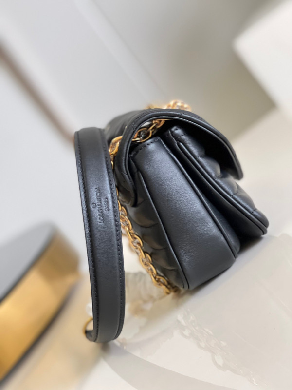 LOUIS VUITTON NEW WAVE CHAIN BAG PM [M20687] CELINE CHANEL ACCESSORIES LOEWE SHOES LOUIS VUITTON DIRO YSL OTHER BRAND HANDBAGS BALENCIAGA BOTTEGA VENETA GOYARD HERMES BURBERRY VALENTINO GUCCI FENDI MIUMIU CHLOE PRADA BVLGARI SUITCASE NEW ARRIVAL 
