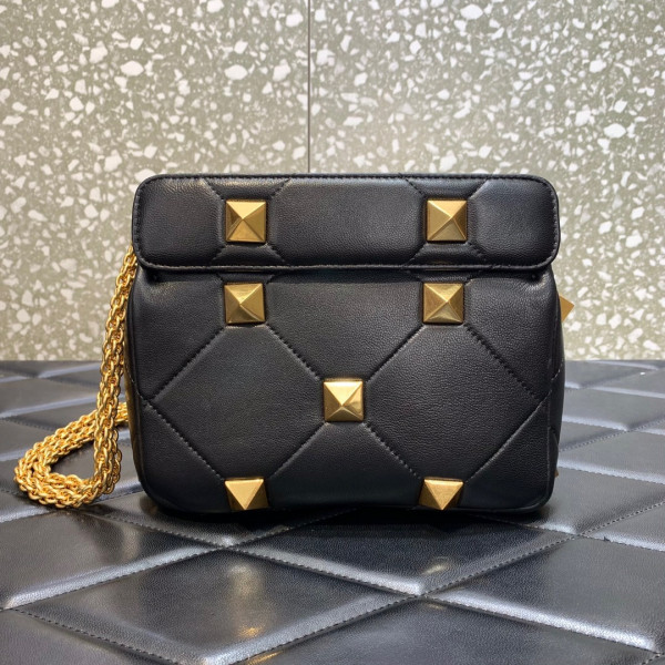 (image for) VALENTINO ONLINE EXCLUSIVE SMALL ROMAN STUD THE SHOULDER BAG WITH CHAIN