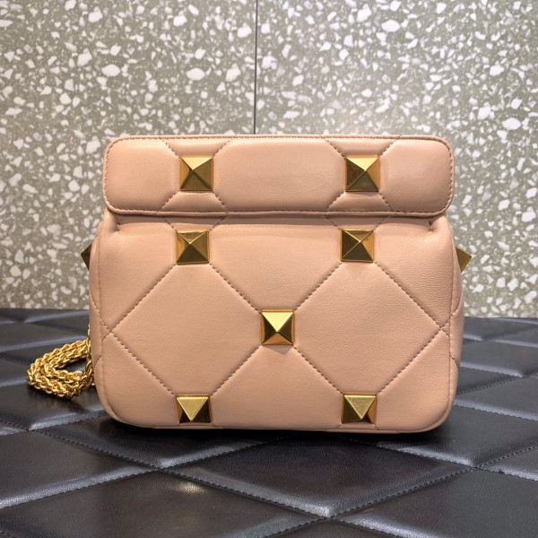 (image for) VALENTINO ONLINE EXCLUSIVE SMALL ROMAN STUD THE SHOULDER BAG WITH CHAIN