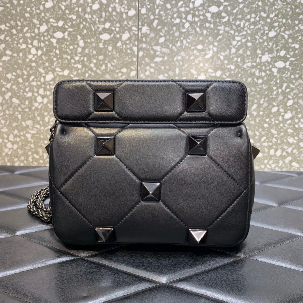 (image for) VALENTINO ONLINE EXCLUSIVE SMALL ROMAN STUD THE SHOULDER BAG WITH CHAIN