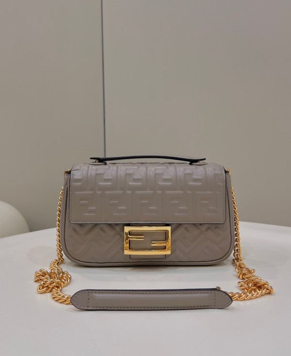 FENDI BAGUETTE CHAIN MIDI 397B98-24*14*7CM [Fendi597] CELINE CHANEL ACCESSORIES LOEWE SHOES LOUIS VUITTON DIRO YSL OTHER BRAND HANDBAGS BALENCIAGA BOTTEGA VENETA GOYARD HERMES BURBERRY VALENTINO GUCCI FENDI MIUMIU CHLOE PRADA BVLGARI SUITCASE NEW ARRIVAL 