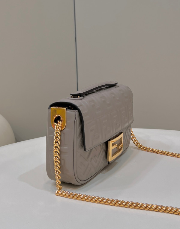 FENDI BAGUETTE CHAIN MIDI 397B98-24*14*7CM [Fendi597] CELINE CHANEL ACCESSORIES LOEWE SHOES LOUIS VUITTON DIRO YSL OTHER BRAND HANDBAGS BALENCIAGA BOTTEGA VENETA GOYARD HERMES BURBERRY VALENTINO GUCCI FENDI MIUMIU CHLOE PRADA BVLGARI SUITCASE NEW ARRIVAL 