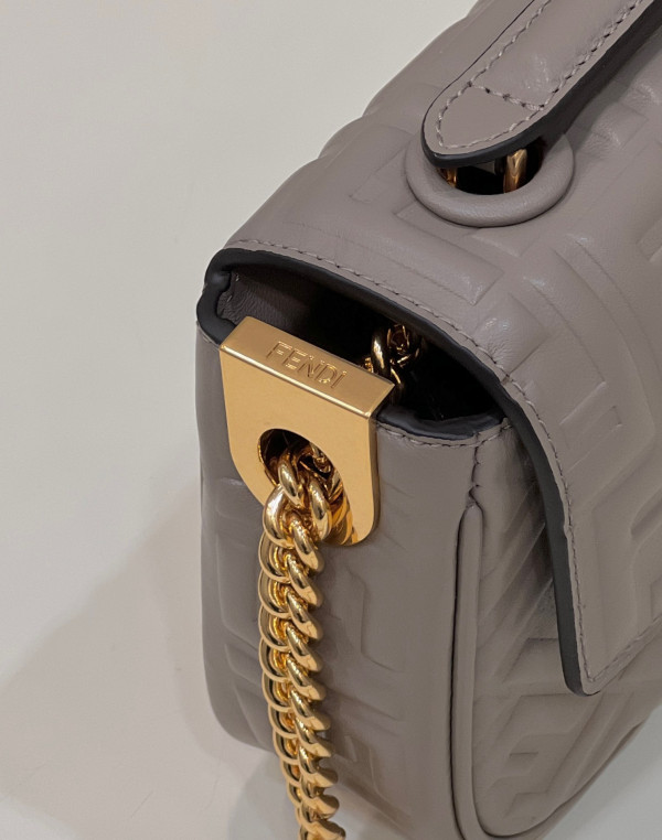 FENDI BAGUETTE CHAIN MIDI 397B98-24*14*7CM [Fendi597] CELINE CHANEL ACCESSORIES LOEWE SHOES LOUIS VUITTON DIRO YSL OTHER BRAND HANDBAGS BALENCIAGA BOTTEGA VENETA GOYARD HERMES BURBERRY VALENTINO GUCCI FENDI MIUMIU CHLOE PRADA BVLGARI SUITCASE NEW ARRIVAL 