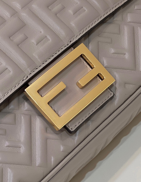 FENDI BAGUETTE CHAIN MIDI 397B98-24*14*7CM [Fendi597] CELINE CHANEL ACCESSORIES LOEWE SHOES LOUIS VUITTON DIRO YSL OTHER BRAND HANDBAGS BALENCIAGA BOTTEGA VENETA GOYARD HERMES BURBERRY VALENTINO GUCCI FENDI MIUMIU CHLOE PRADA BVLGARI SUITCASE NEW ARRIVAL 