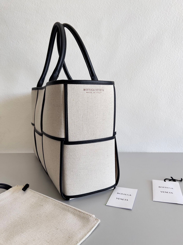 BOTTEGA VENETA Arco MEDIUM Tote [Bottega340] CELINE CHANEL ACCESSORIES LOEWE SHOES LOUIS VUITTON DIRO YSL OTHER BRAND HANDBAGS BALENCIAGA BOTTEGA VENETA GOYARD HERMES BURBERRY VALENTINO GUCCI FENDI MIUMIU CHLOE PRADA BVLGARI SUITCASE NEW ARRIVAL 