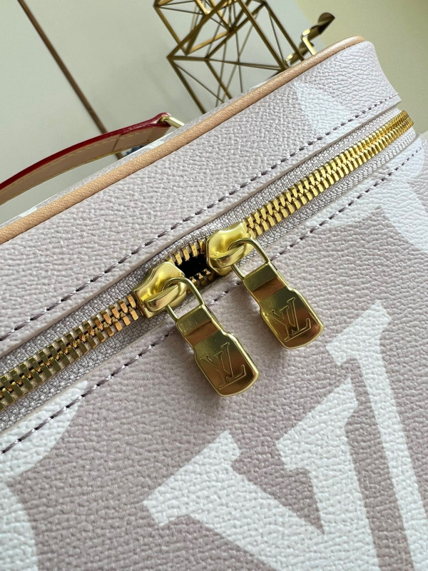 LOUIS VUITTON TOILETRY BAG [Louis1886] CELINE CHANEL ACCESSORIES LOEWE SHOES LOUIS VUITTON DIRO YSL OTHER BRAND HANDBAGS BALENCIAGA BOTTEGA VENETA GOYARD HERMES BURBERRY VALENTINO GUCCI FENDI MIUMIU CHLOE PRADA BVLGARI SUITCASE NEW ARRIVAL 