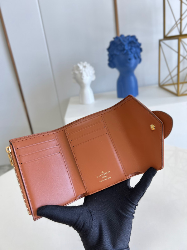 LOUIS VUITTON PONT 9 COMPACT WALLET [M81393] CELINE CHANEL ACCESSORIES LOEWE SHOES LOUIS VUITTON DIRO YSL OTHER BRAND HANDBAGS BALENCIAGA BOTTEGA VENETA GOYARD HERMES BURBERRY VALENTINO GUCCI FENDI MIUMIU CHLOE PRADA BVLGARI SUITCASE NEW ARRIVAL 