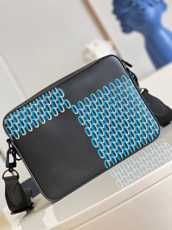LOUIS VUITTON TRIO MESSENGER [Louis1876] CELINE CHANEL ACCESSORIES LOEWE SHOES LOUIS VUITTON DIRO YSL OTHER BRAND HANDBAGS BALENCIAGA BOTTEGA VENETA GOYARD HERMES BURBERRY VALENTINO GUCCI FENDI MIUMIU CHLOE PRADA BVLGARI SUITCASE NEW ARRIVAL 