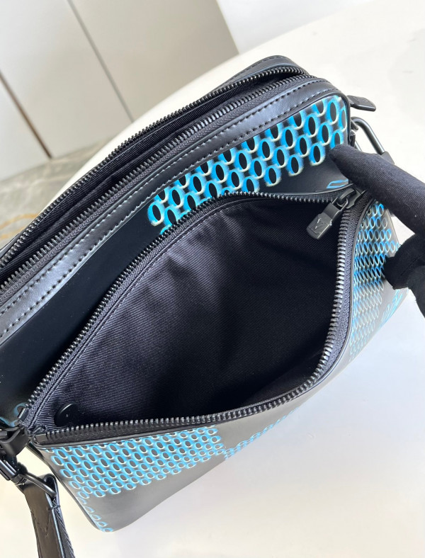 LOUIS VUITTON TRIO MESSENGER [Louis1876] CELINE CHANEL ACCESSORIES LOEWE SHOES LOUIS VUITTON DIRO YSL OTHER BRAND HANDBAGS BALENCIAGA BOTTEGA VENETA GOYARD HERMES BURBERRY VALENTINO GUCCI FENDI MIUMIU CHLOE PRADA BVLGARI SUITCASE NEW ARRIVAL 