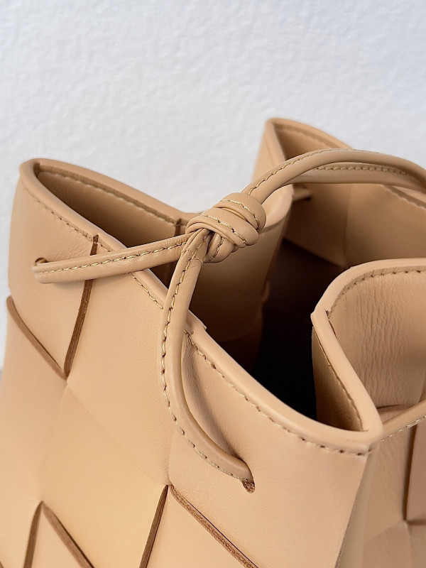 (image for) BOTTEGA VENETA Cassette Bucket Bag