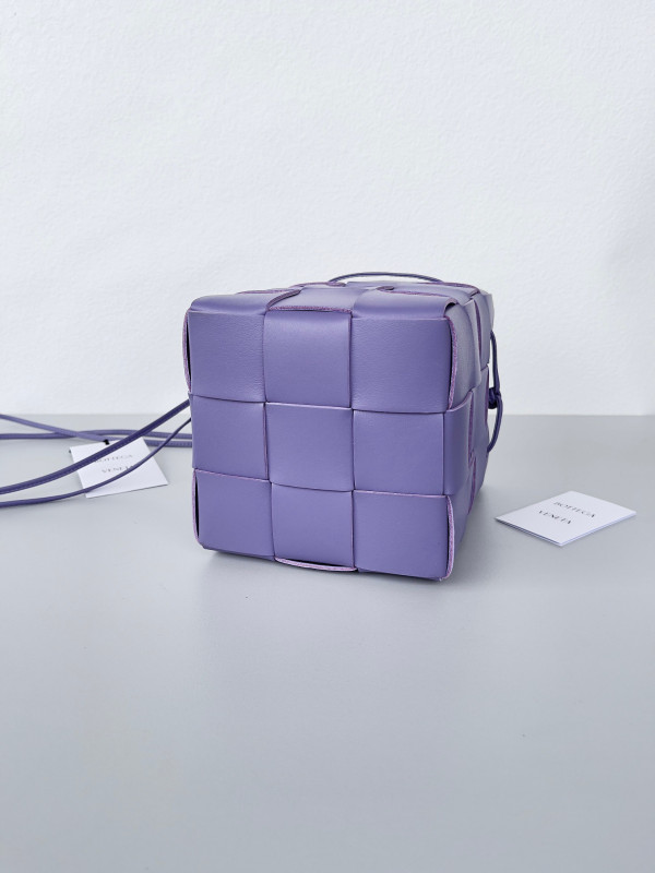 (image for) BOTTEGA VENETA Cassette Bucket Bag