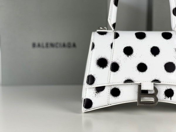 (image for) BALENCIAGA HOURGLASS